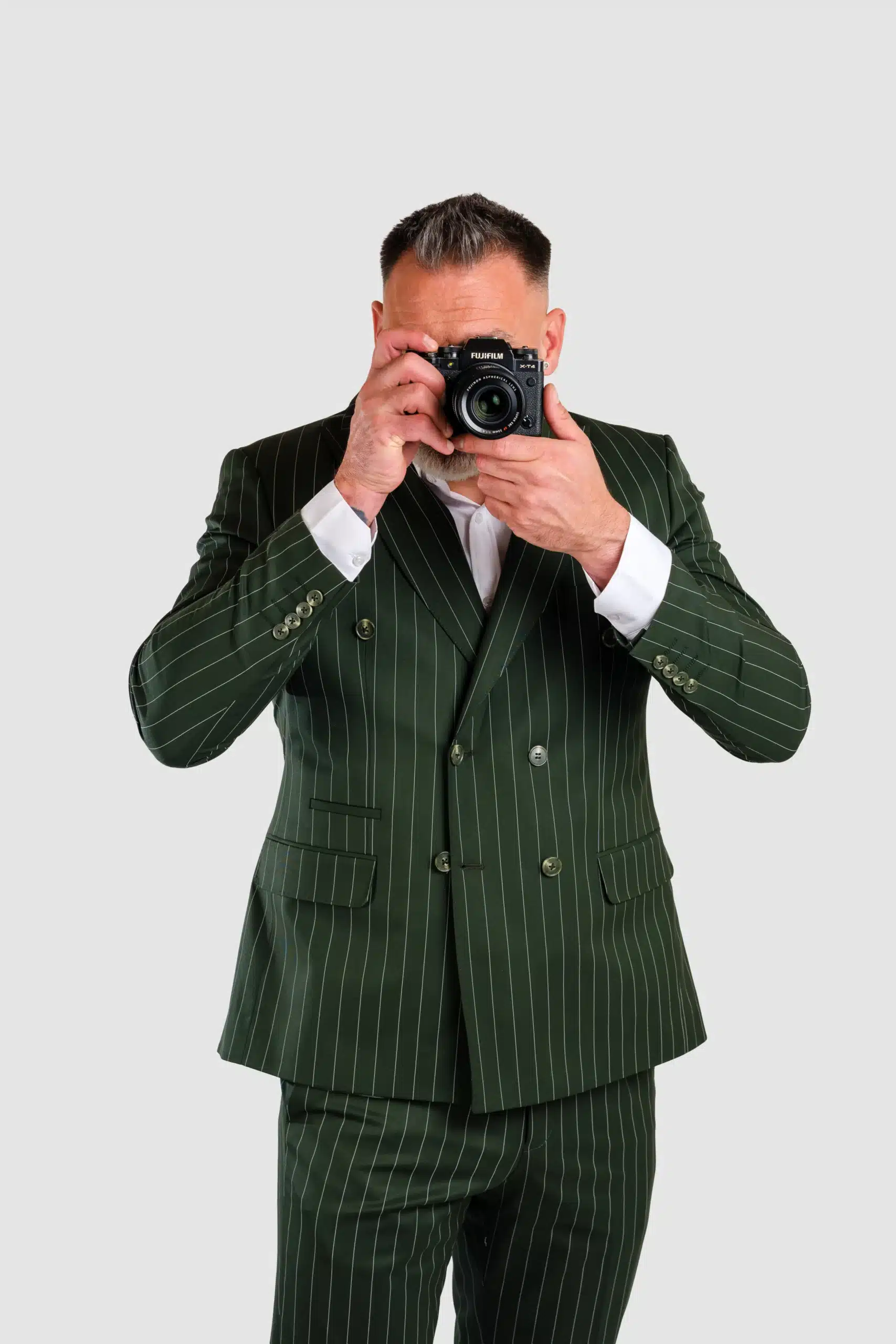 Maslinasto Zeleno Muško Odelo Sa Dvorednim Kopčanjem Na Pruge 2